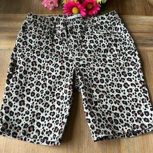 Code Bleu Petite Size Classic Mid Rise Shorts Size 30 Cheetah